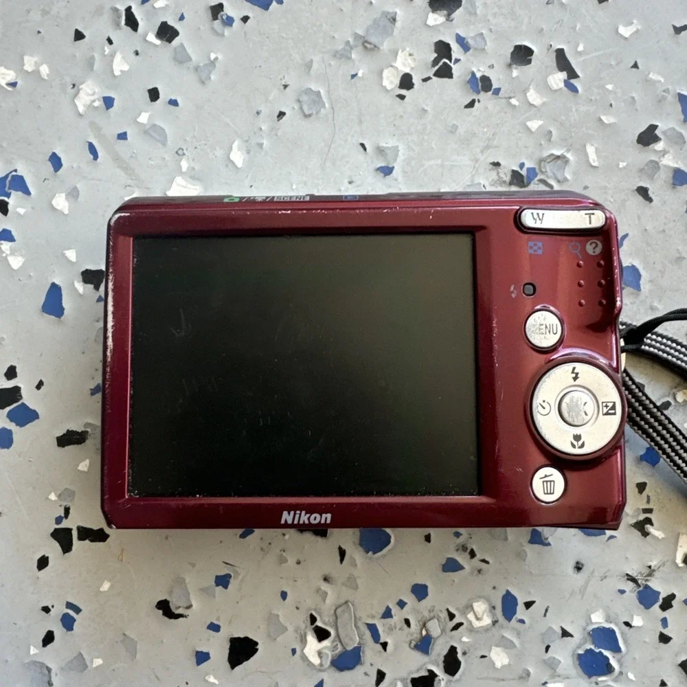 Nikon‎ COOLPIX L20 10.0MP Digital Camera - Deep Red Parts Only Does Not Turn On